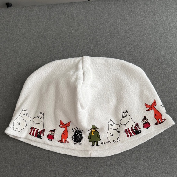 White Summer Beanie with Moomin Characters - Picture 8 of 8